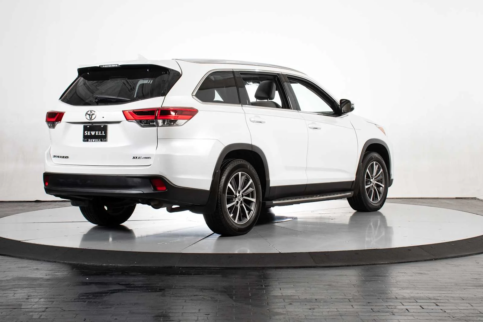 Used 2019 Blizzard Pearl Toyota XLE image 6