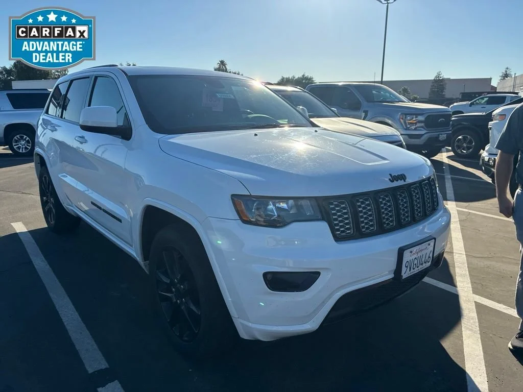 Used 2018 Bright White Cl Jeep Altitude image 1