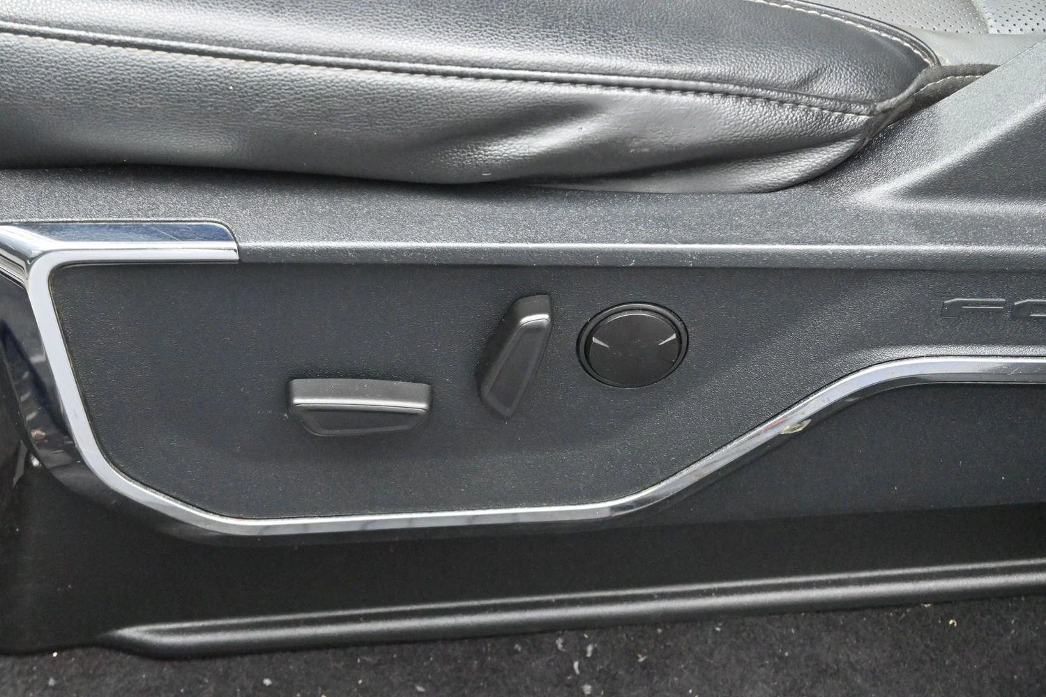 Used 2023  Ford LARIAT image 14