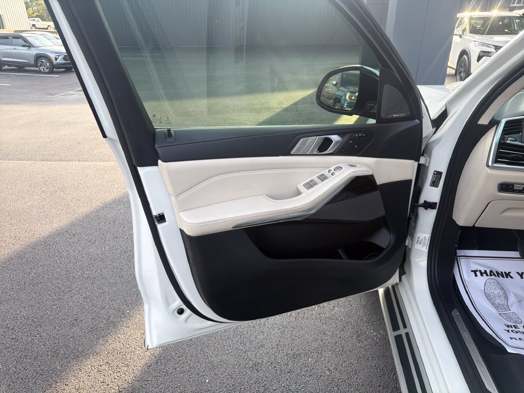 Used 2020 White BMW xDrive40i image 11
