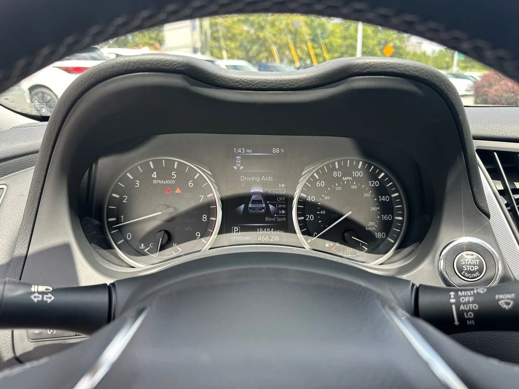 Used 2023 White INFINITI LUXE image 24