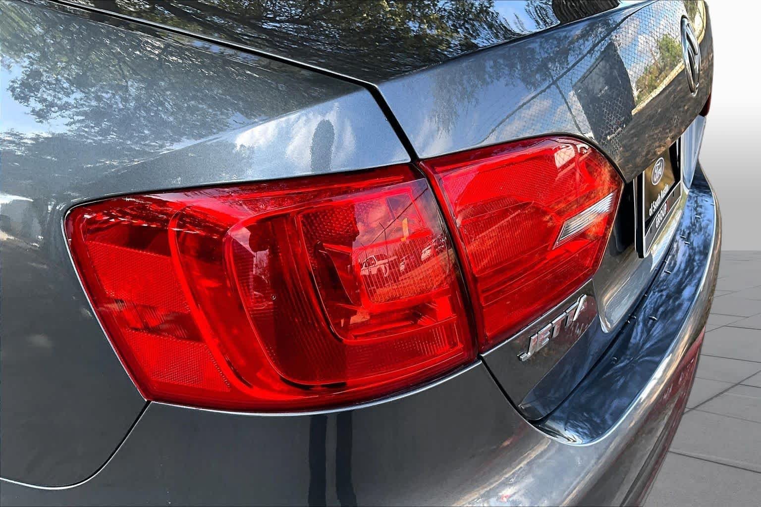 Used 2013 Platinum Gray Metallic Volkswagen SE image 28