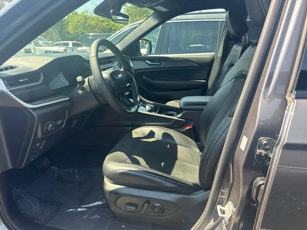 Used 2025 Gray Jeep Altitude image 3