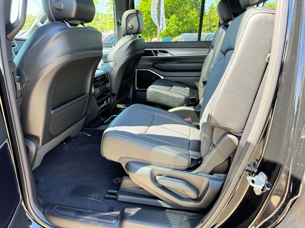 New 2026 High Gloss Black Exterior Paint Jeep Limited Reserve image 24