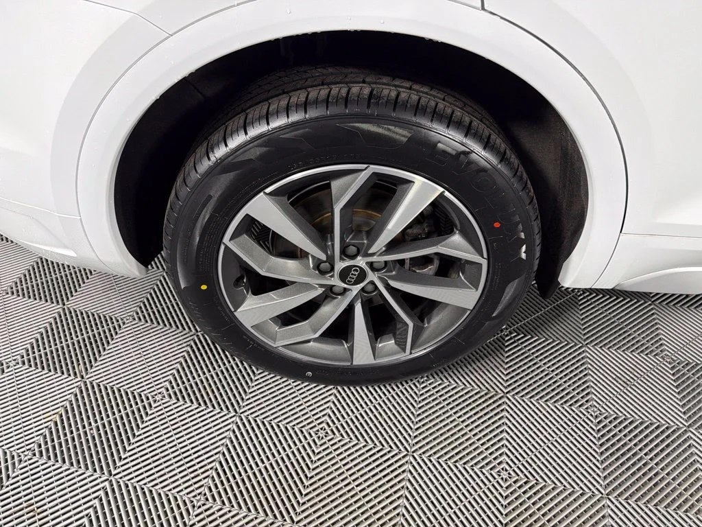 Used 2023 Glacier White Audi 45 S line Premium image 9