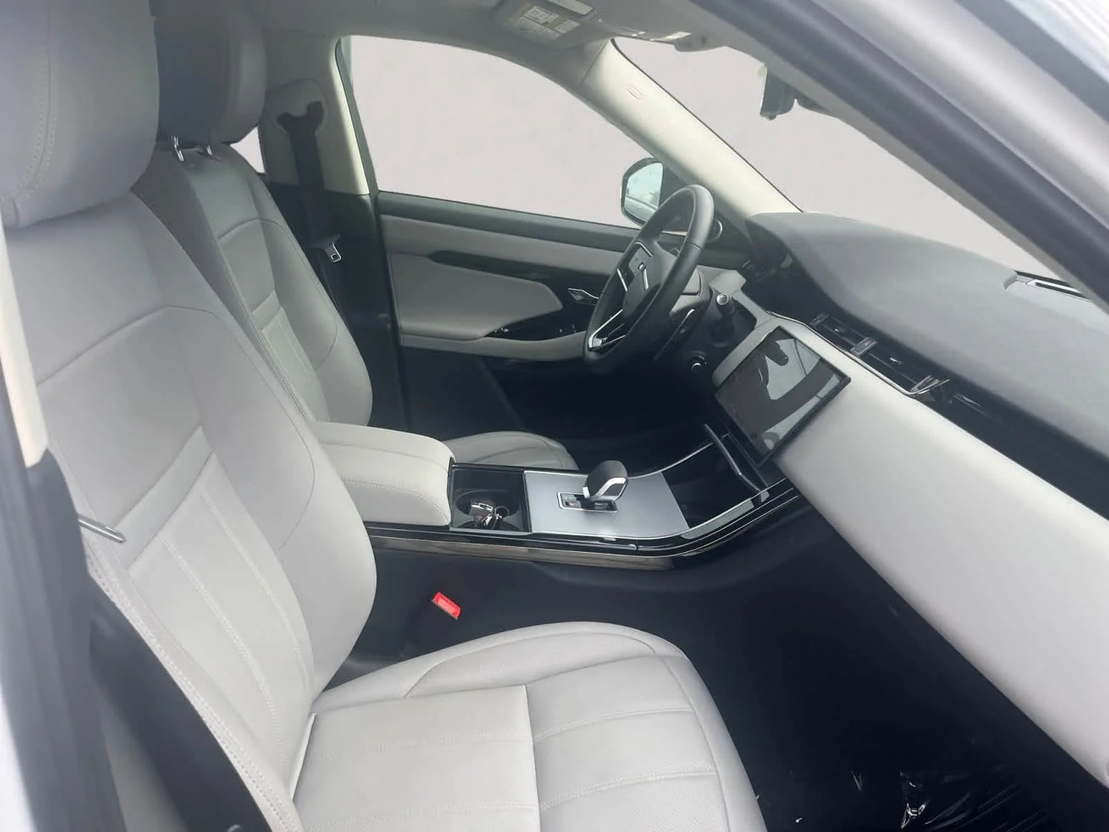Certified Used 2025 Fuji White Land Rover Core S image 15