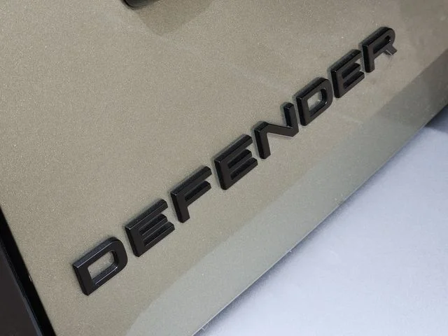 Used 2025 Pangea Green Metallic Land Rover S image 12