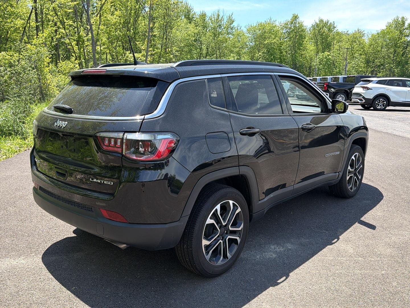 Used 2022 Diamond Black Crystal Pearlcoat Jeep Limited image 7