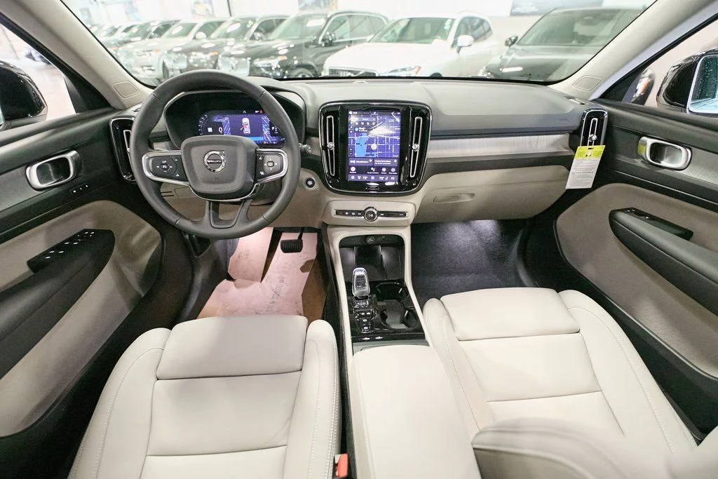 2026 Volvo XC40 Plus - Photo 16