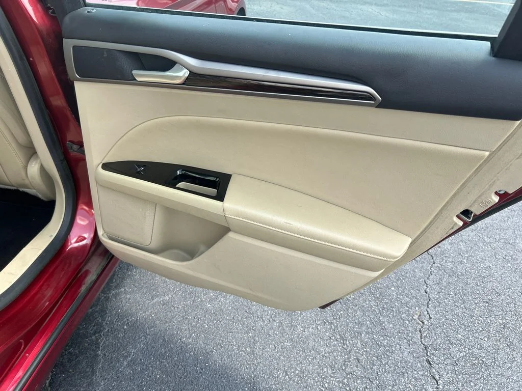 Used 2013 Red Ford SE image 16