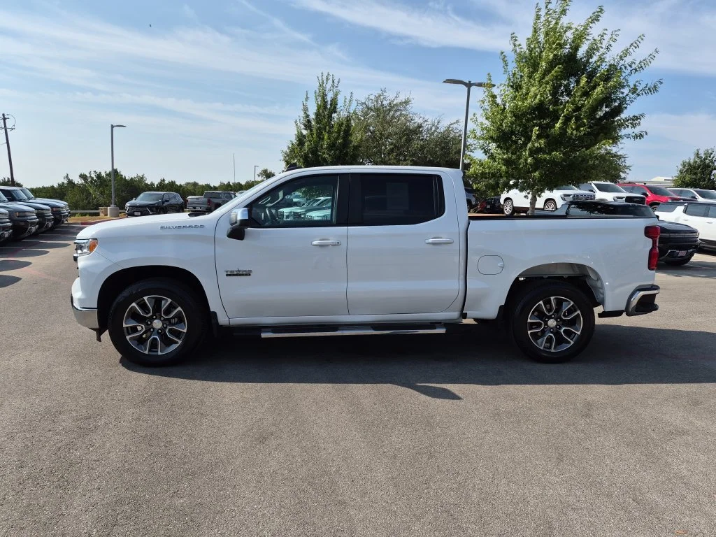 Used 2023 SUMMIT WHITE Chevrolet LT image 5