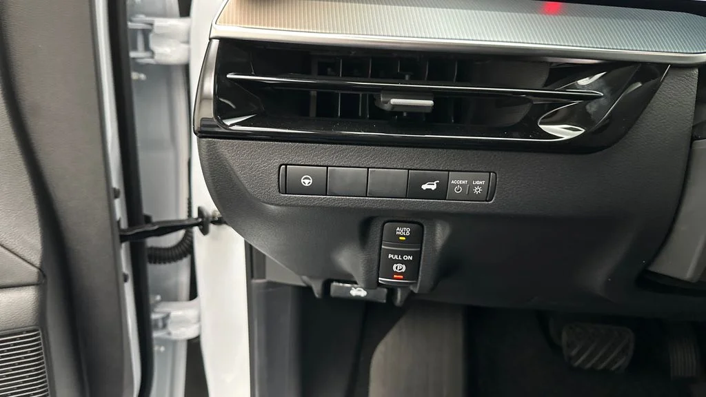 New 2026 White Nissan SL image 21