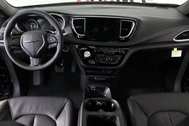New 2026 Diamond Black Crystal Pearl-Coat Exterior Paint Chrysler Select image 22