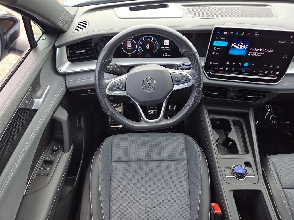 Used 2025  Volkswagen 2.0T SE R-Line Black image 4