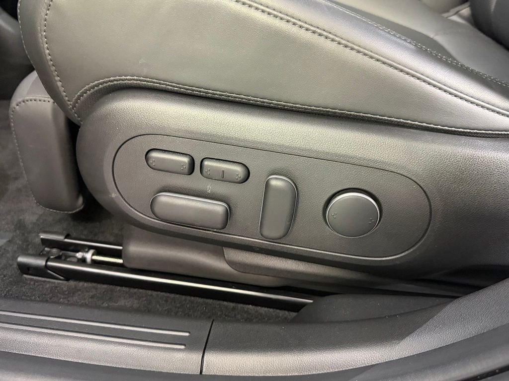 Used 2025 Green Hyundai Limited image 24