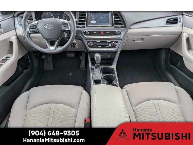 Used 2018 Black Hyundai SE image 12