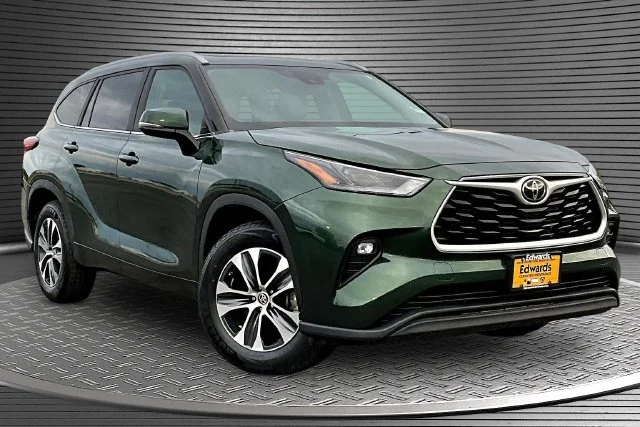 Used 2023 Green Toyota XLE image 3