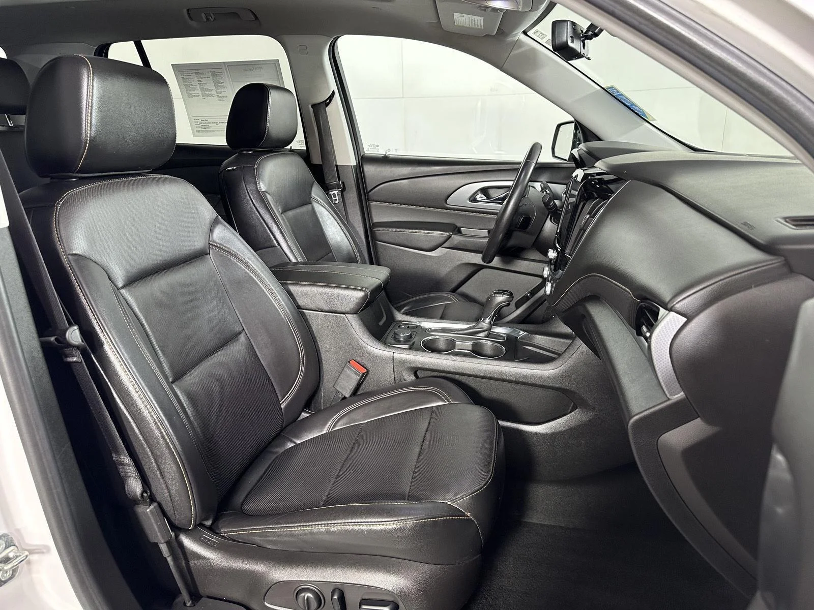 Used 2018 Iridescent Pearl Tricoat Chevrolet Premier image 2