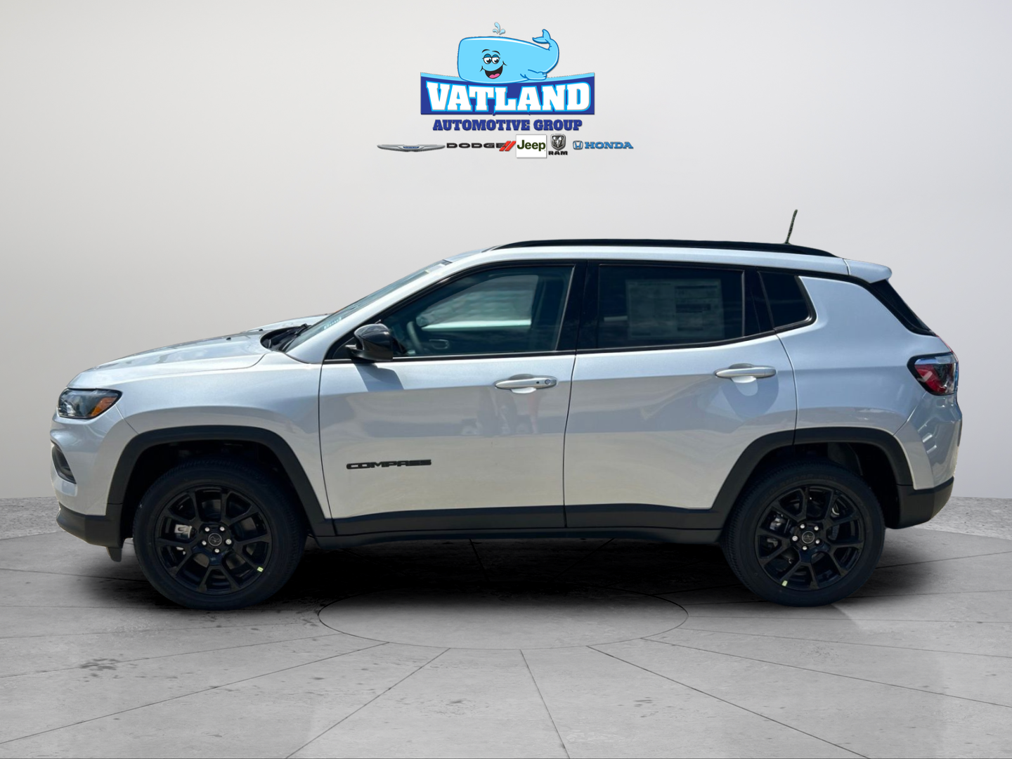 New 2026 Silver Zynith Metallic Clear-Coat Exterior Paint Jeep Latitude image 2