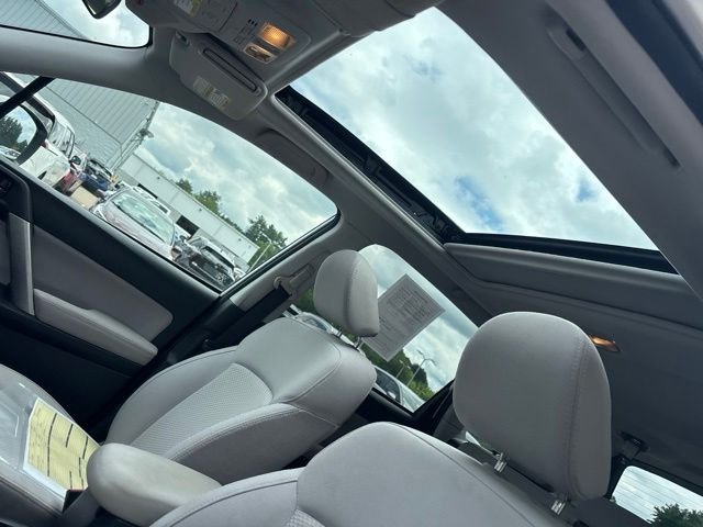 Used 2015 White Subaru 2.5i Premium image 16