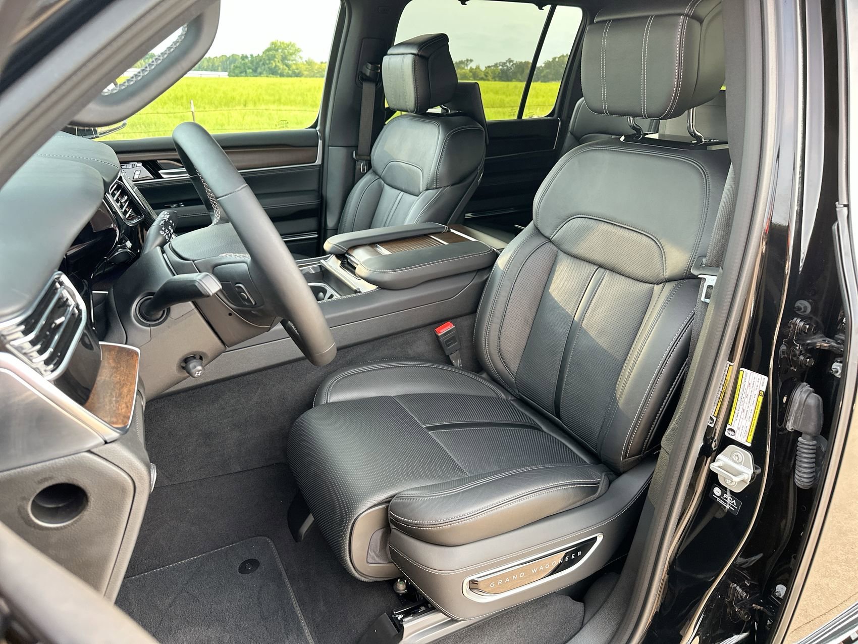 New 2024 Diamond Black Crystal Pearlcoat Jeep  image 11