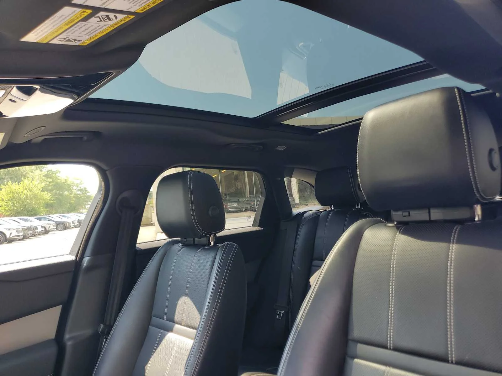 Used 2023  Land Rover R-Dynamic S image 17