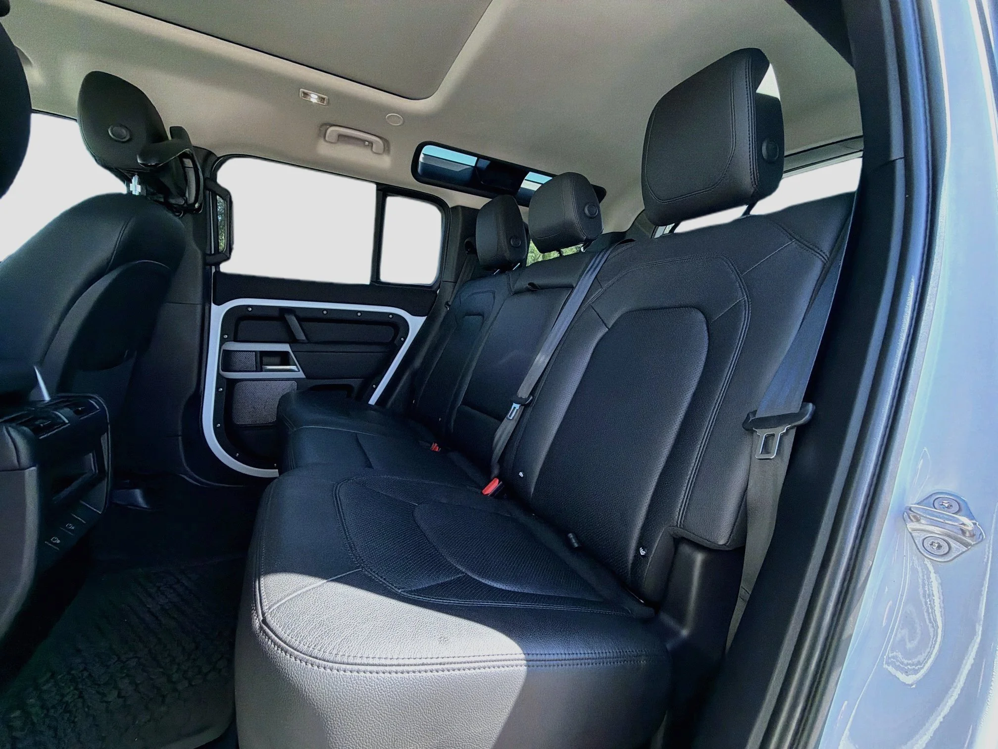 Certified Used 2024 Fuji White Land Rover S image 18