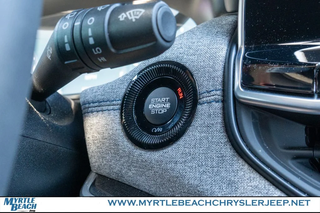 Used 2025 Diamond Black Crystal Pearlcoat Jeep Latitude image 28