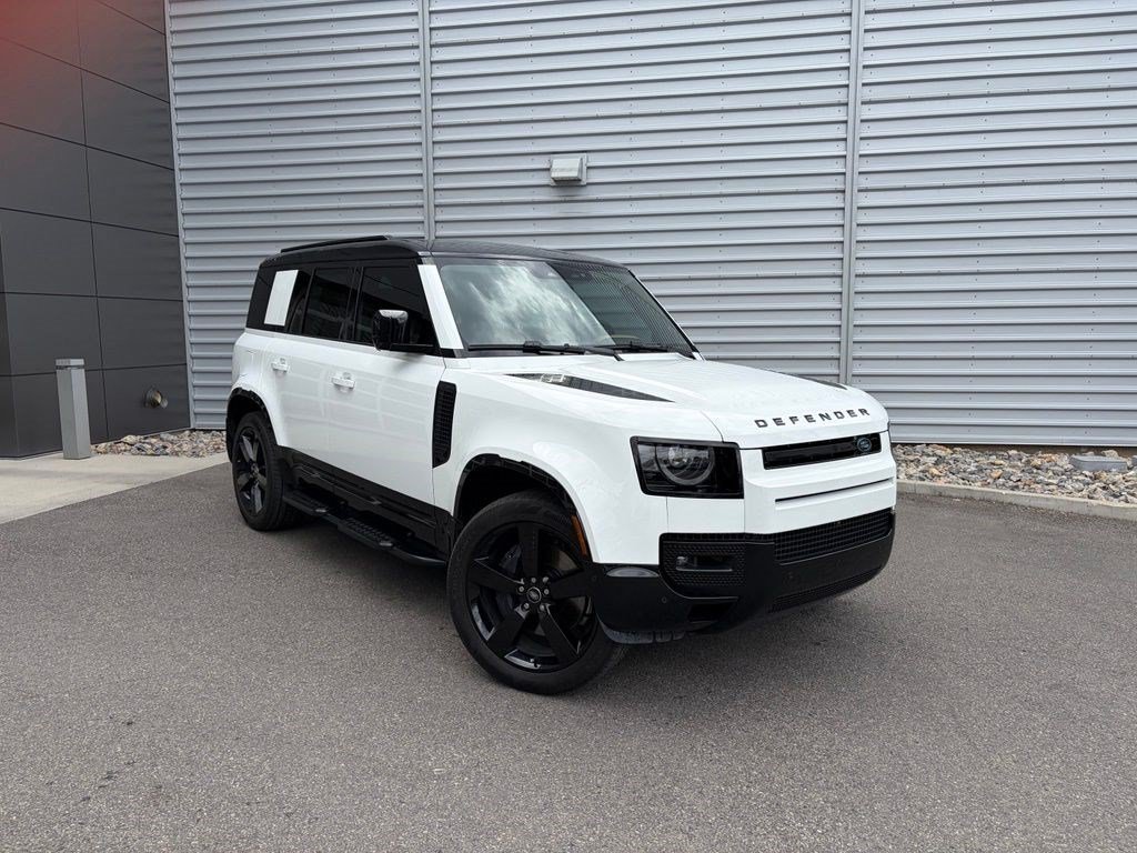 Used 2025 White Land Rover 110 P400 X-Dynamic SE image 1