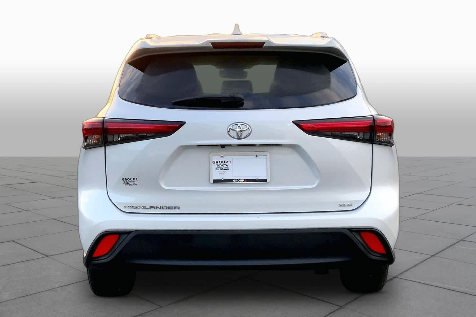 Used 2023 Wind Chill Pearl Toyota XLE image 5