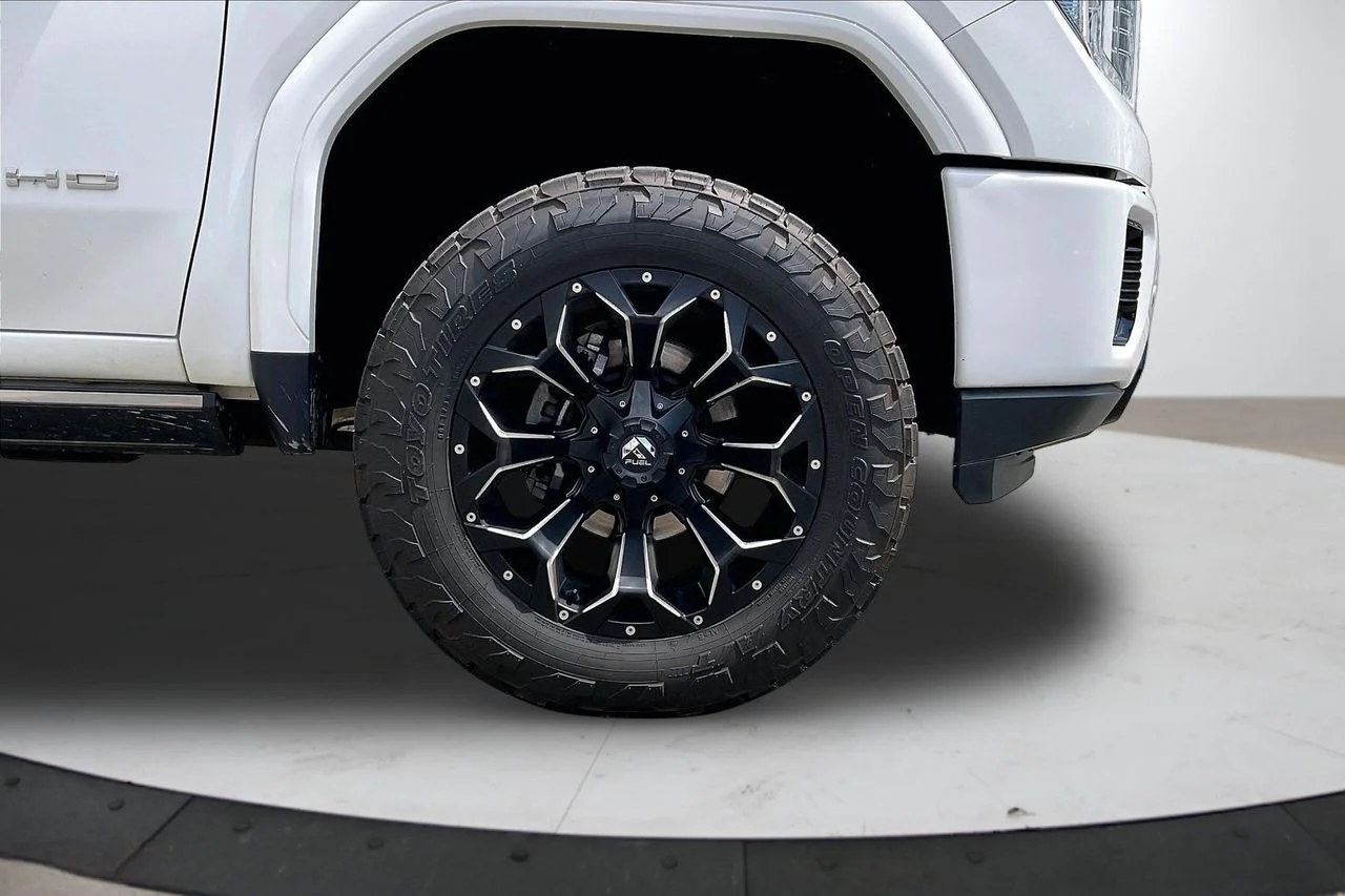Used 2021 White GMC Denali image 36