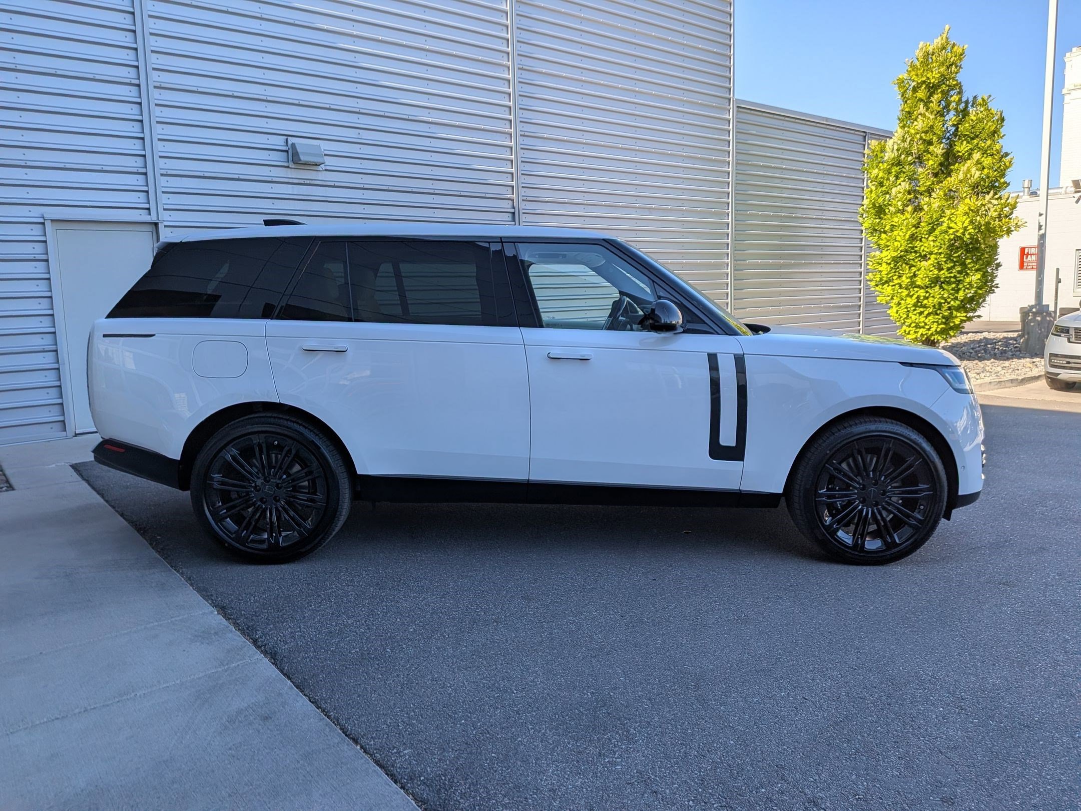 New 2026 Ostuni Pearl White Land Rover P530 SE 7 Seat image 4