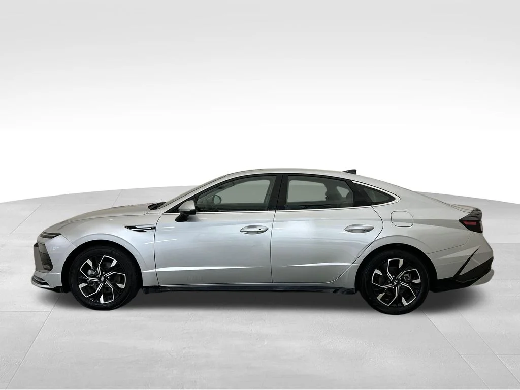Used 2025 Silver Hyundai SEL image 2