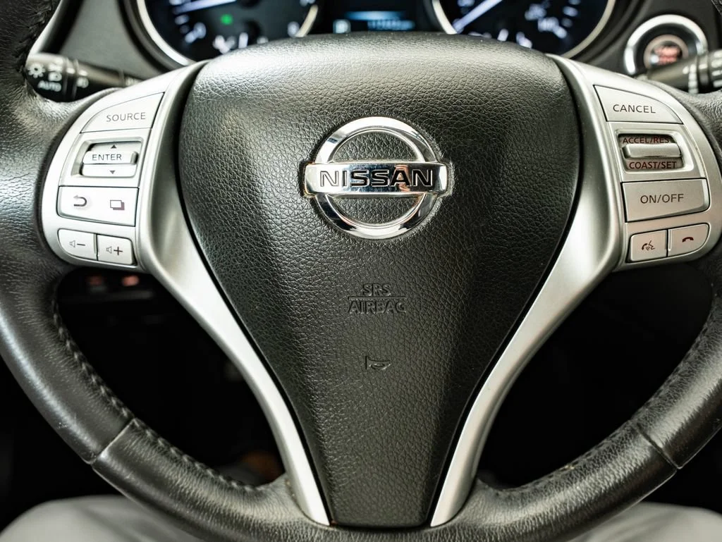 Used 2015 Arctic Blue Metallic Nissan SL image 30