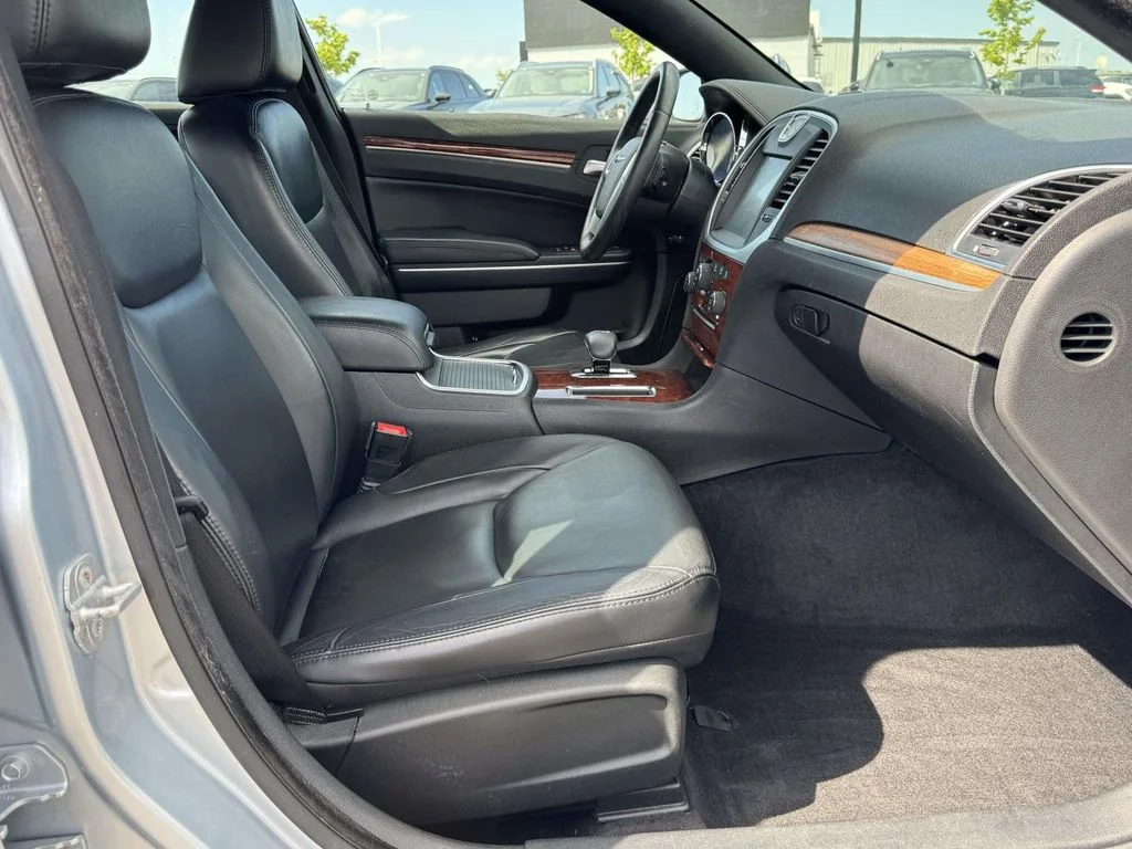 2013 Chrysler 300 Base - Photo 16