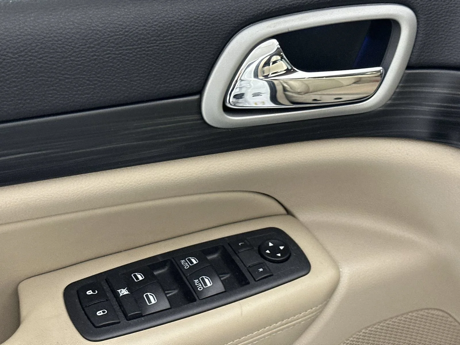 Used 2021 White Jeep Laredo E image 13
