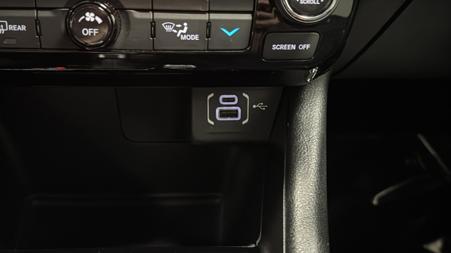 Used 2023 Granite Crystal Metallic Clearcoat Jeep Latitude image 33