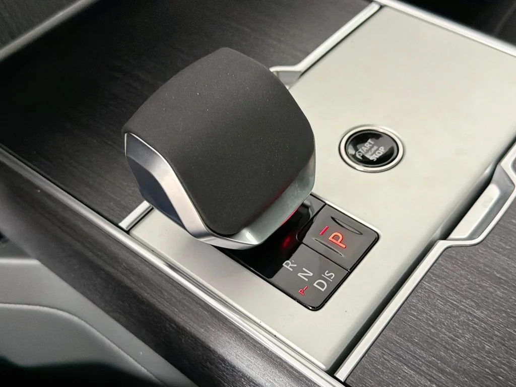 New 2026 Santorini Black Land Rover SE 7 Seats image 17