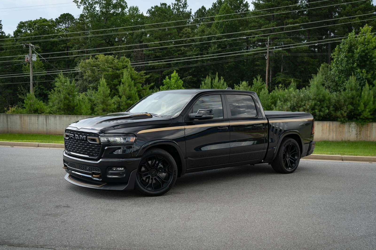 New 2026 Diamond Black Crystal Pearl-Coat Exterior Paint RAM Big Horn with DC 650 Supercharged Package image 4