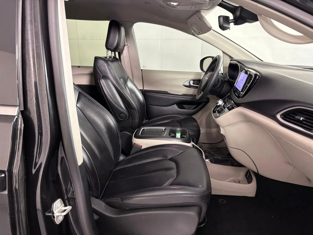 Used 2023 Black Chrysler Touring L image 44