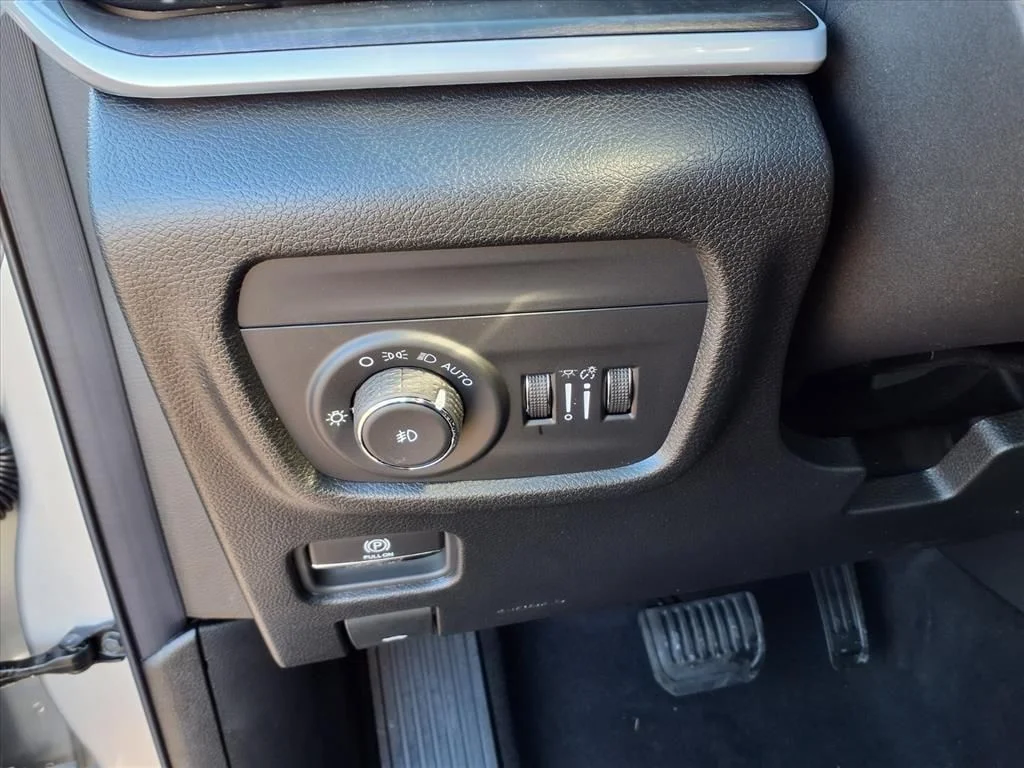 New 2025 Silver Zynith Exterior Paint Jeep Limited image 13