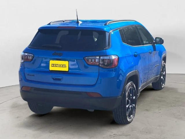 New 2026 Hydro Blue Pearl-Coat Exterior Paint Jeep Latitude image 4