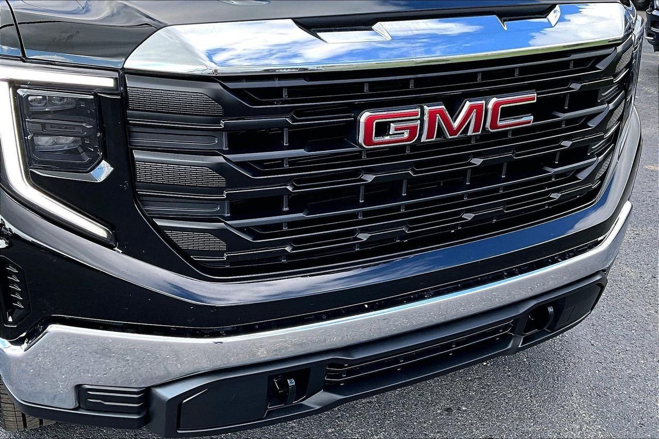 Used 2025 Onyx Black GMC 4WD Regular Cab Standard Box Pro image 32