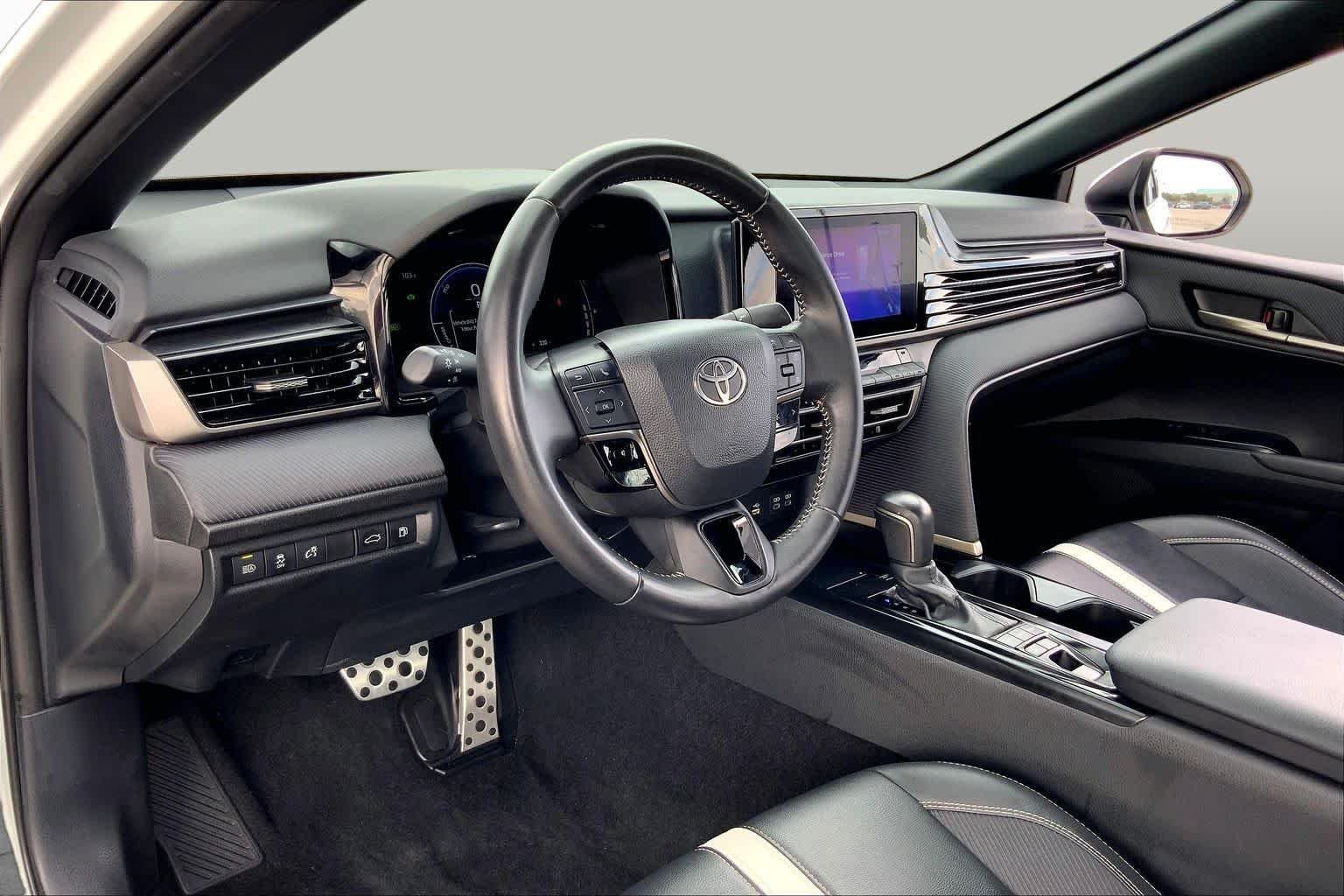 Used 2025 Ice Cap Toyota SE image 17