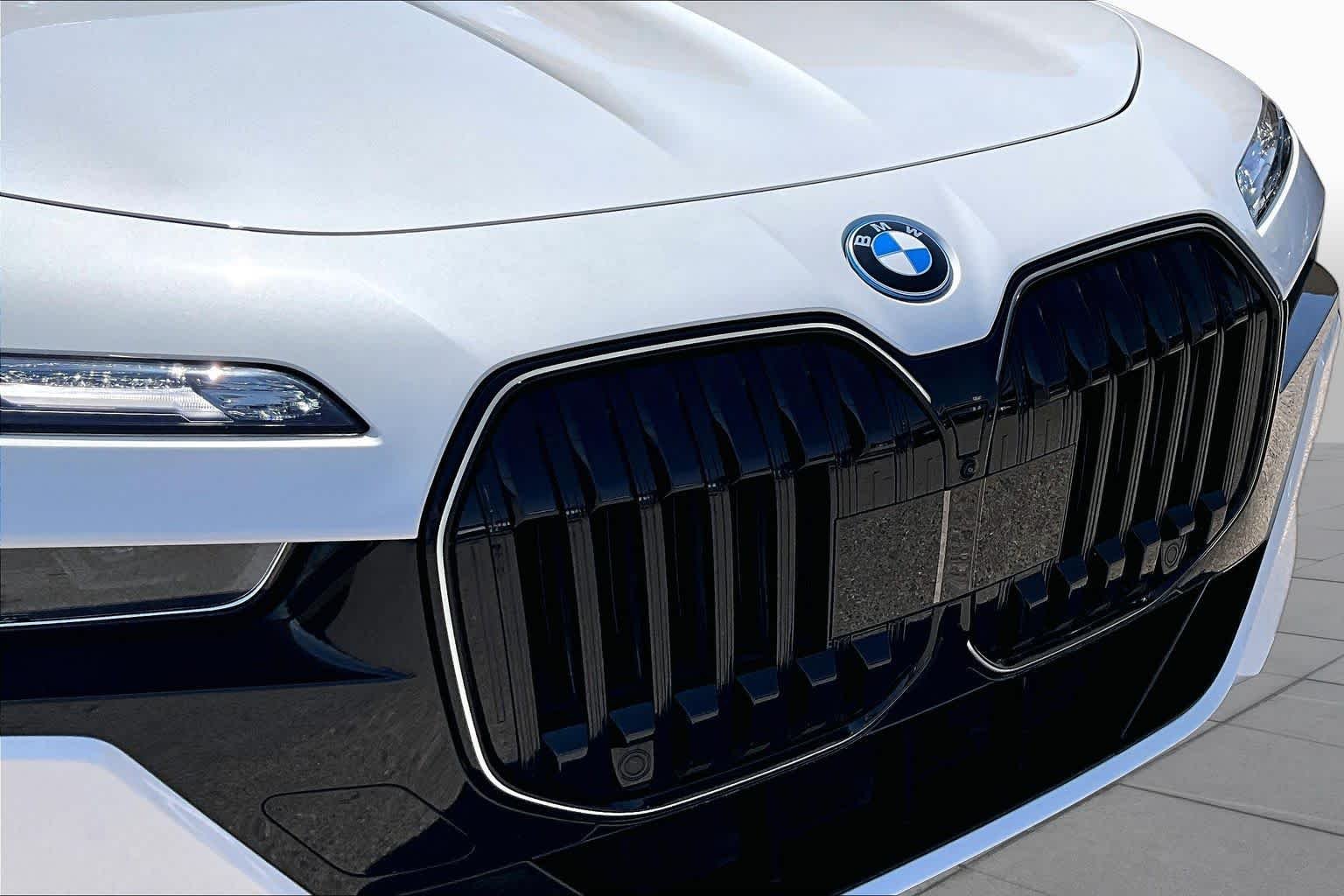 Used 2025 Mineral White Metallic BMW 750e xDrive image 29