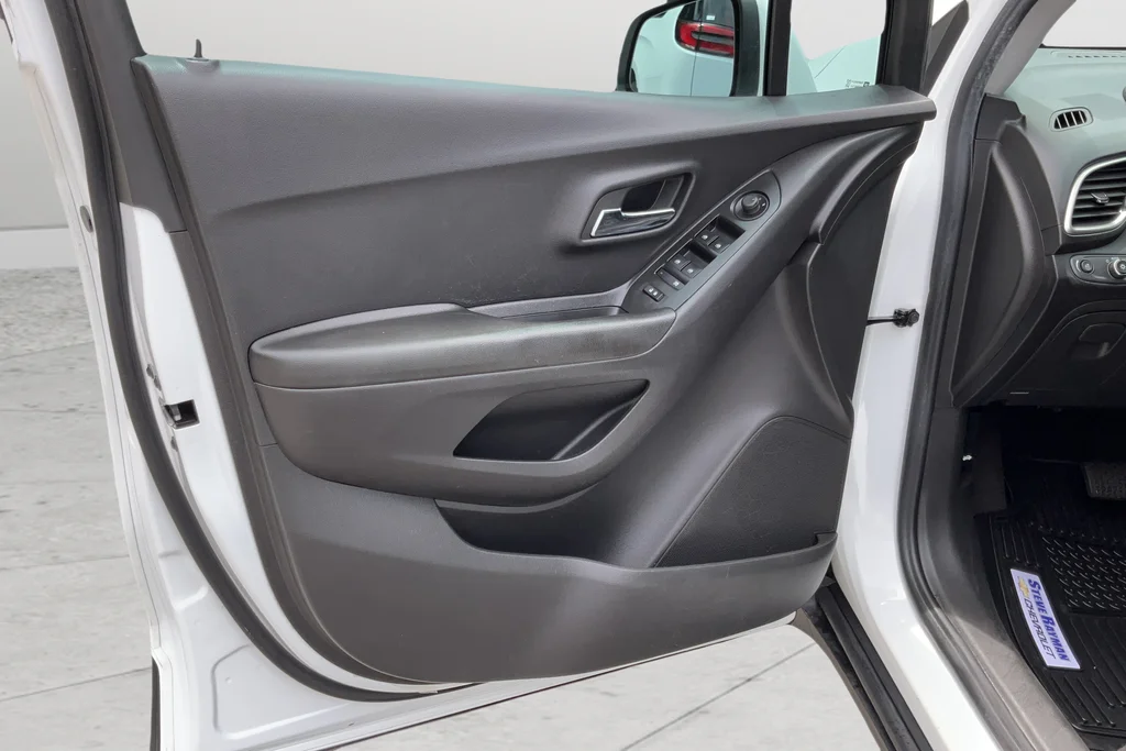Used 2022 White Chevrolet LT image 11