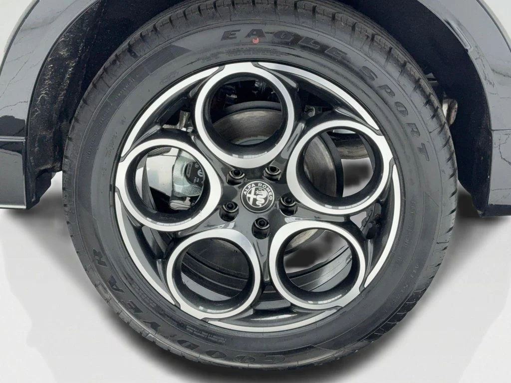 New 2025 Silver Alfa Romeo Base image 51