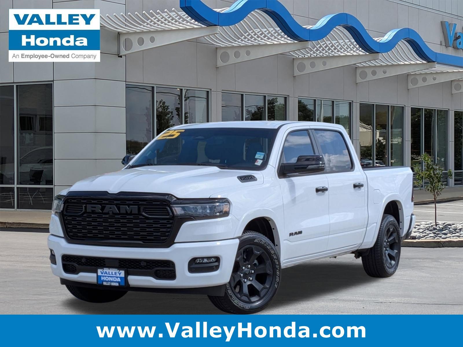 2025 RAM 1500 Big Horn/Lone Star 4x4 Crew Cab 5'7's photo