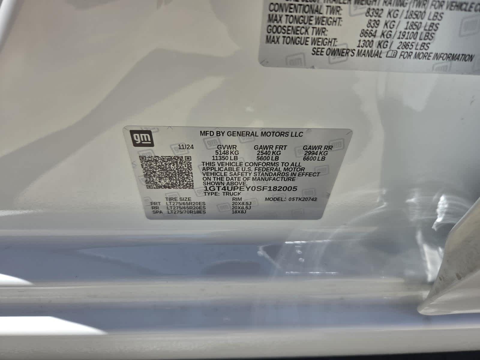 Used 2025 Summit White GMC AT4 image 26