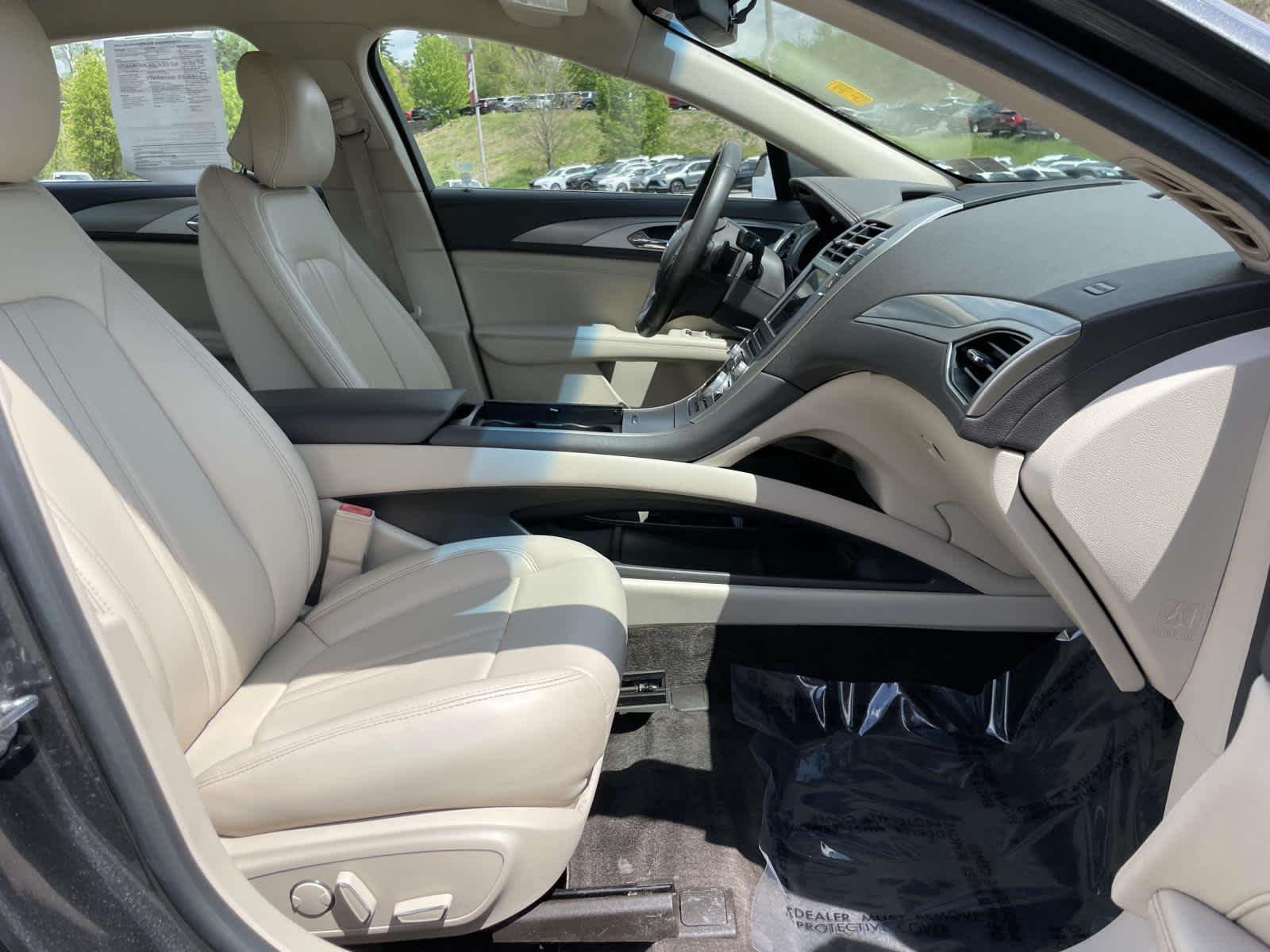 Used 2017 Magnetic Gray Metallic Lincoln Premiere image 20